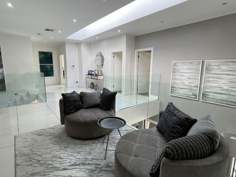 5-Bedroom Ultra-Modern Masterpiece - Photo 10