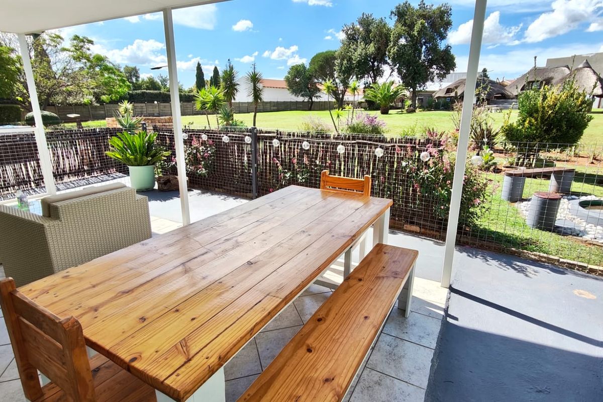 Charming Family Home In A Secure Waterfront Estate  - Photo 2