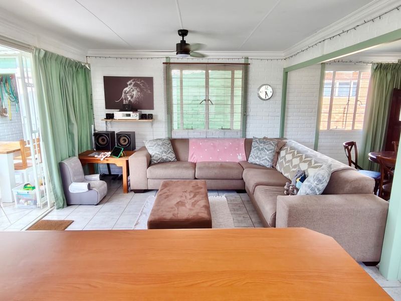 Charming Family Home In A Secure Waterfront Estate  - Photo 9