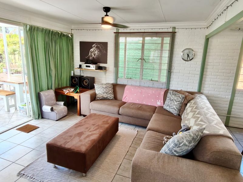 Charming Family Home In A Secure Waterfront Estate  - Photo 8