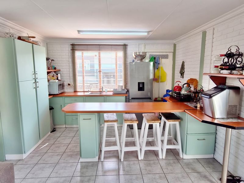 Charming Family Home In A Secure Waterfront Estate  - Photo 7