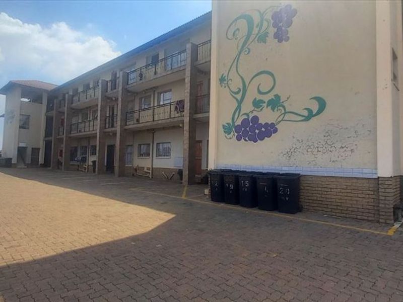 Charming Family Home - Photo 3