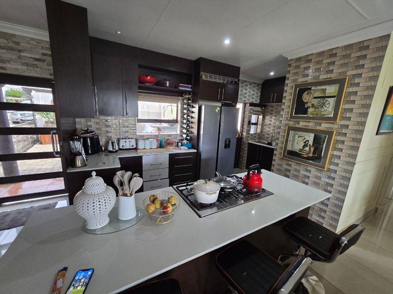 Contemporary Family Home with Versatile Spaces - Photo 3