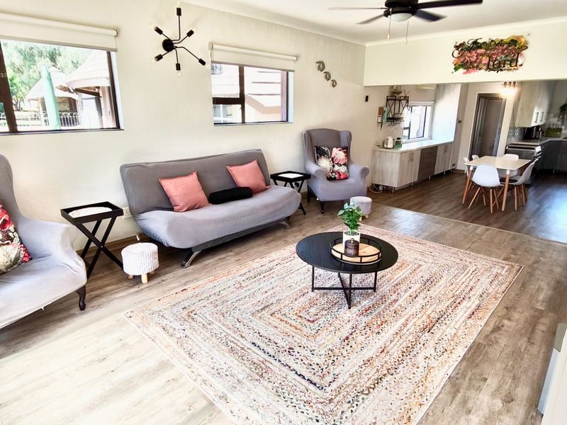 Newly renovated home in secure estate  - Photo 2