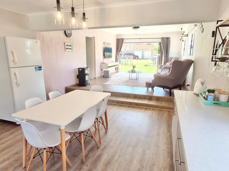 Newly renovated home in secure estate  - Photo 4