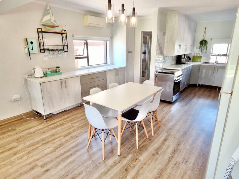 Newly renovated home in secure estate  - Photo 8