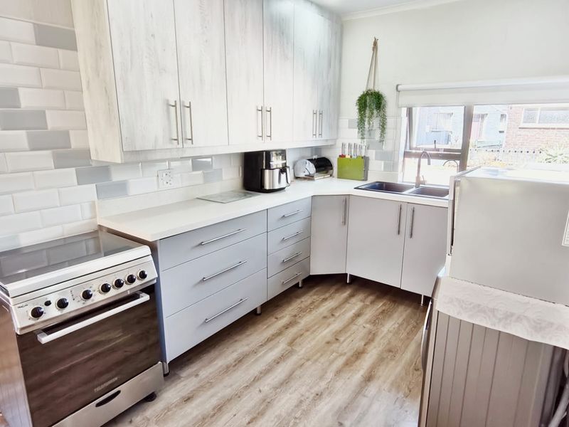 Newly renovated home in secure estate  - Photo 6