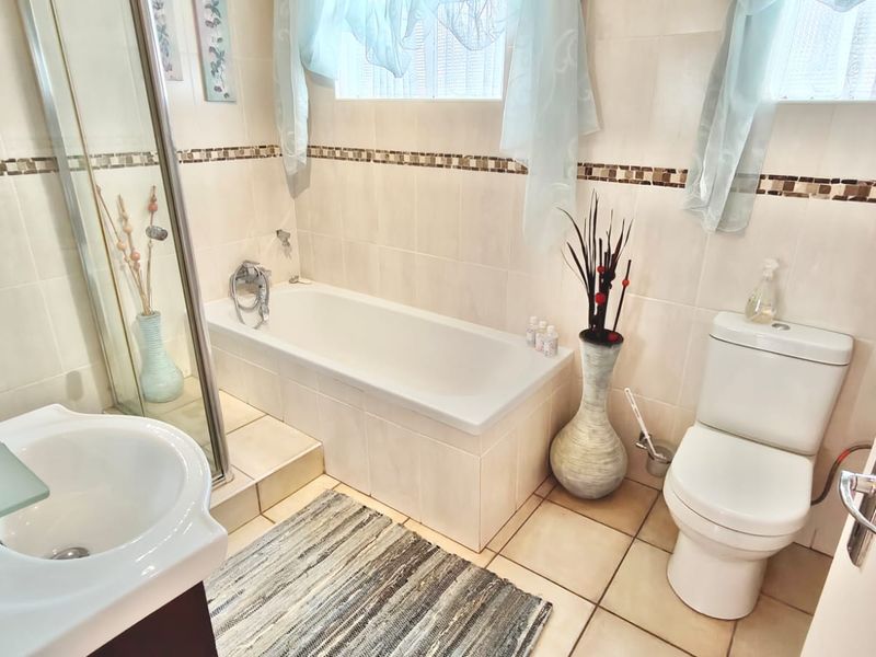 Full turn Key property with Boat and 2x Jetskis - Photo 10