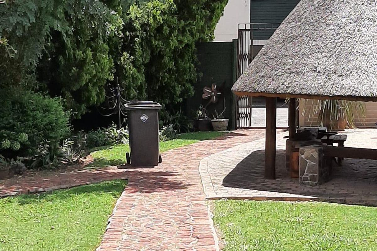 8853 square metres and a charming face-brick home  - Photo 3