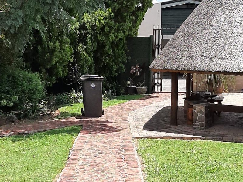 8853 square metres and a charming face-brick home  - Photo 3