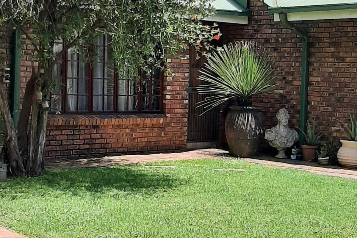 8853 square metres and a charming face-brick home  - Photo 5