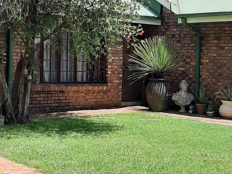 8853 square metres and a charming face-brick home  - Photo 5