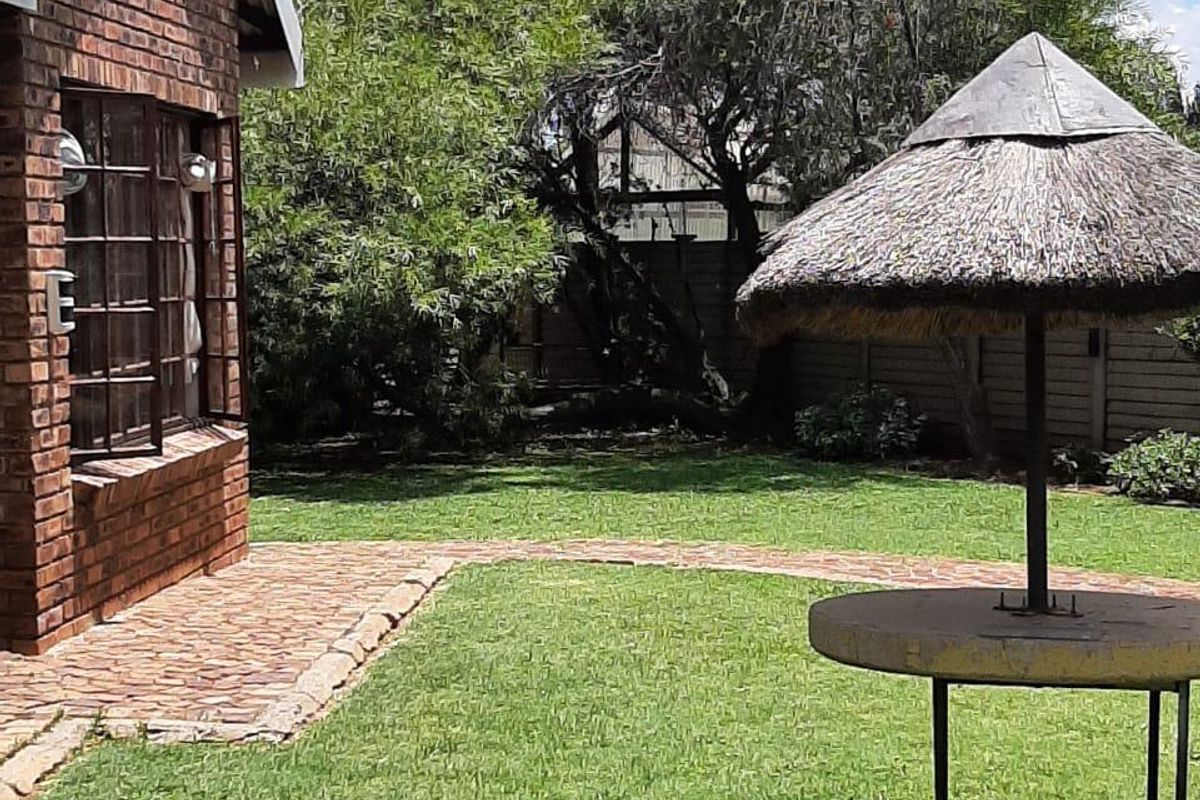 8853 square metres and a charming face-brick home  - Photo 4