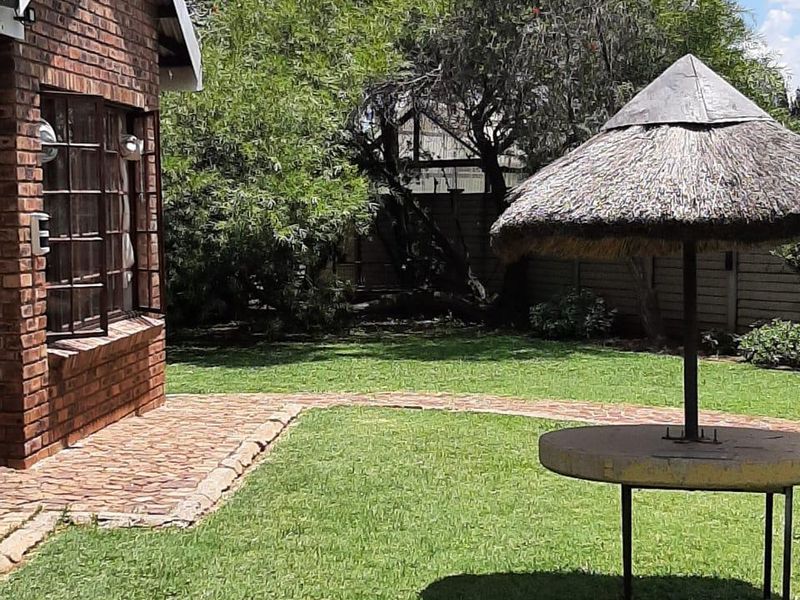 8853 square metres and a charming face-brick home  - Photo 4