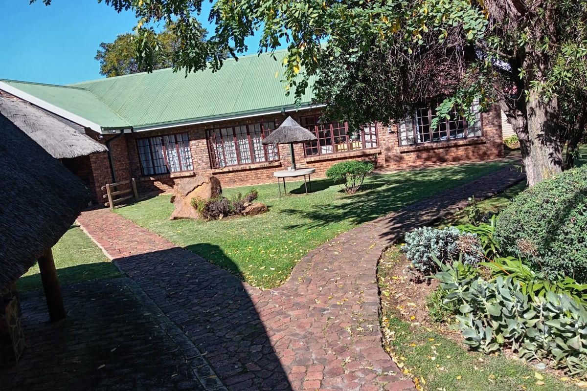 8853 square metres and a charming face-brick home  - Photo 2