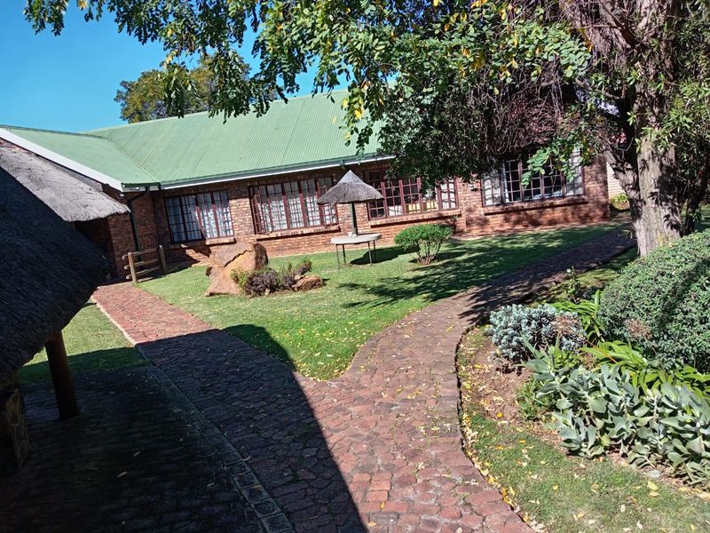 8853 square metres and a charming face-brick home  - Photo 2