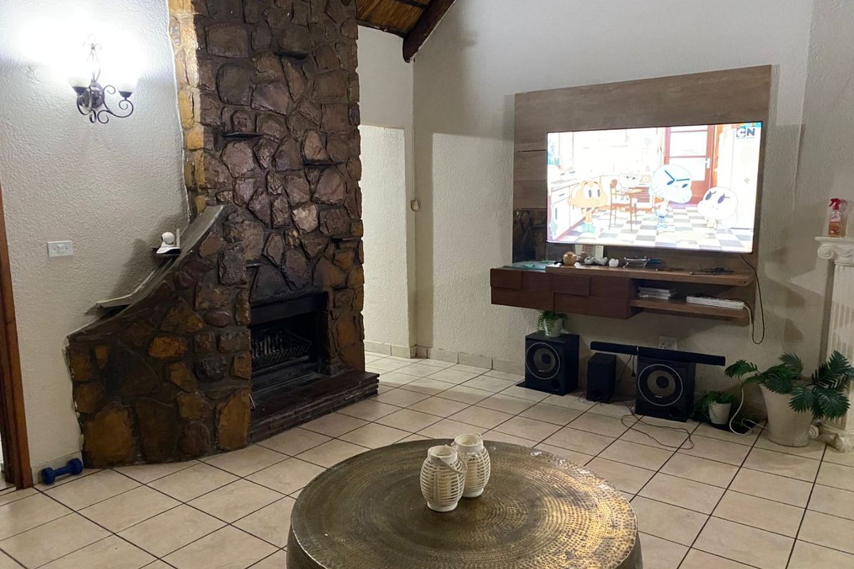 3 Bedroom and 2 Bathroom House for Sale in Dersley Park - Photo 5
