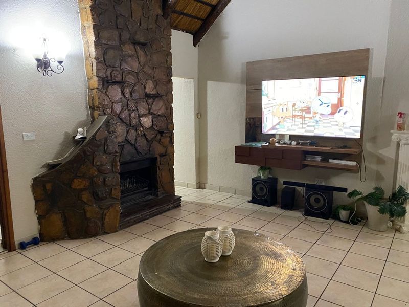 3 Bedroom and 2 Bathroom House for Sale in Dersley Park - Photo 5