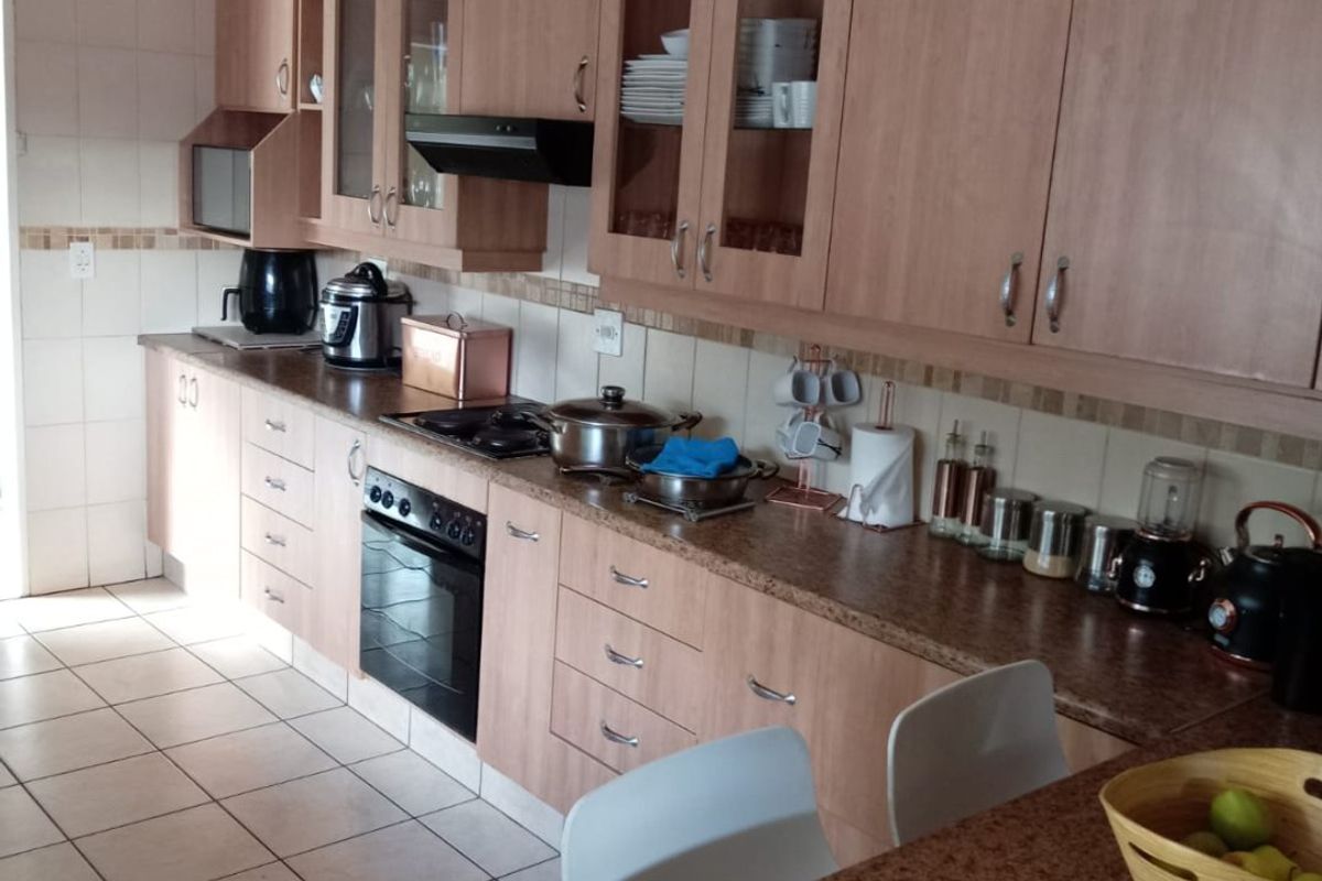 3 Bedroom and 2 Bathroom House for Sale in Dersley Park - Photo 2