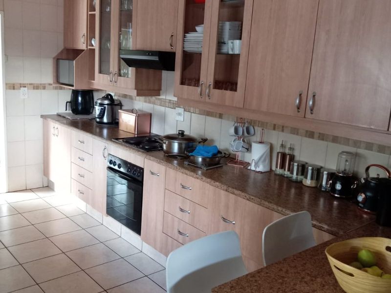 3 Bedroom and 2 Bathroom House for Sale in Dersley Park - Photo 2