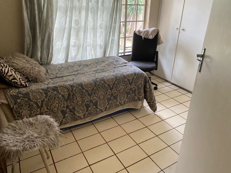 3 Bedroom and 2 Bathroom House for Sale in Dersley Park - Photo 8