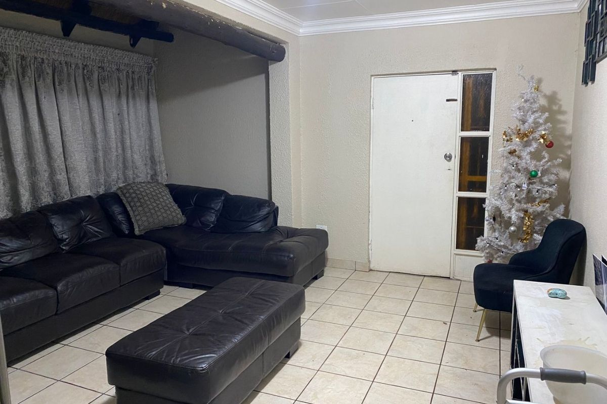 3 Bedroom and 2 Bathroom House for Sale in Dersley Park - Photo 3