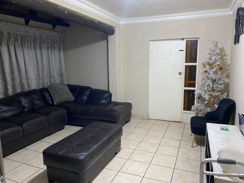 3 Bedroom and 2 Bathroom House for Sale in Dersley Park - Photo 3