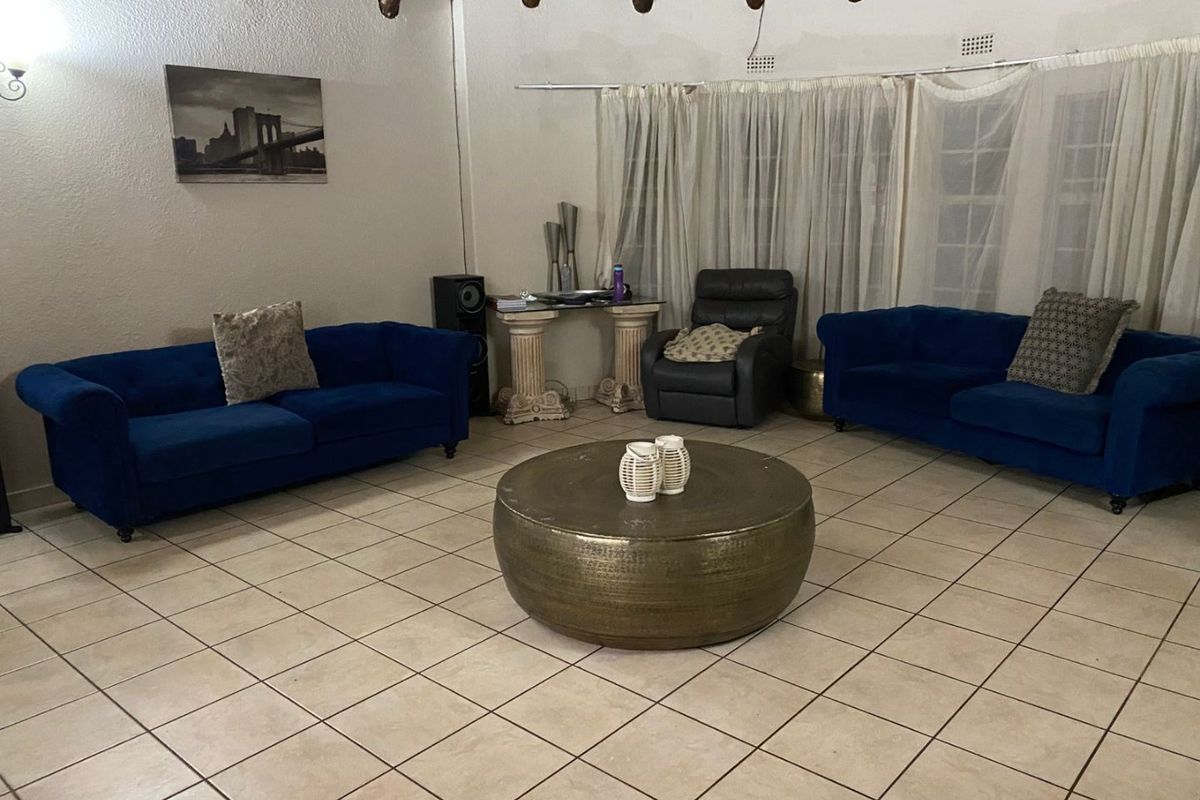 3 Bedroom and 2 Bathroom House for Sale in Dersley Park - Photo 4