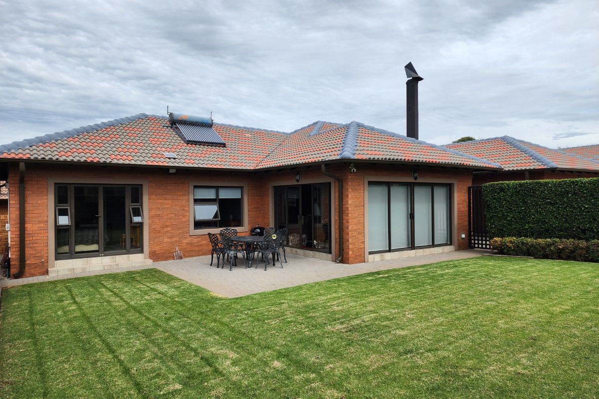 3 BEDROOM TOWNHOUSE IN WILKOPPIES - Photo 2