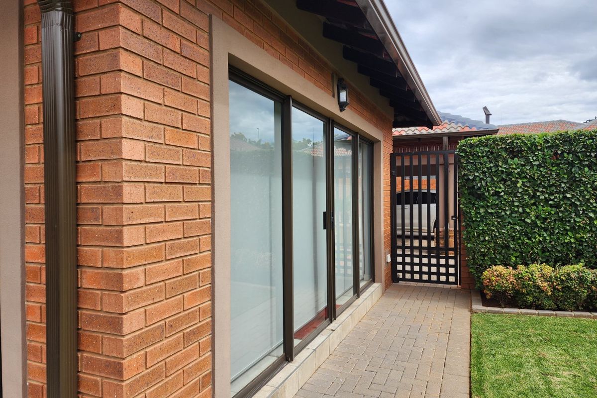 3 BEDROOM TOWNHOUSE IN WILKOPPIES - Photo 4