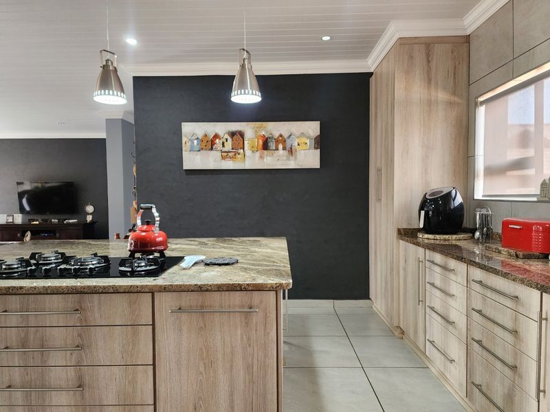 3 BEDROOM TOWNHOUSE IN WILKOPPIES - Photo 9