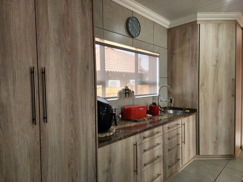 3 BEDROOM TOWNHOUSE IN WILKOPPIES - Photo 8