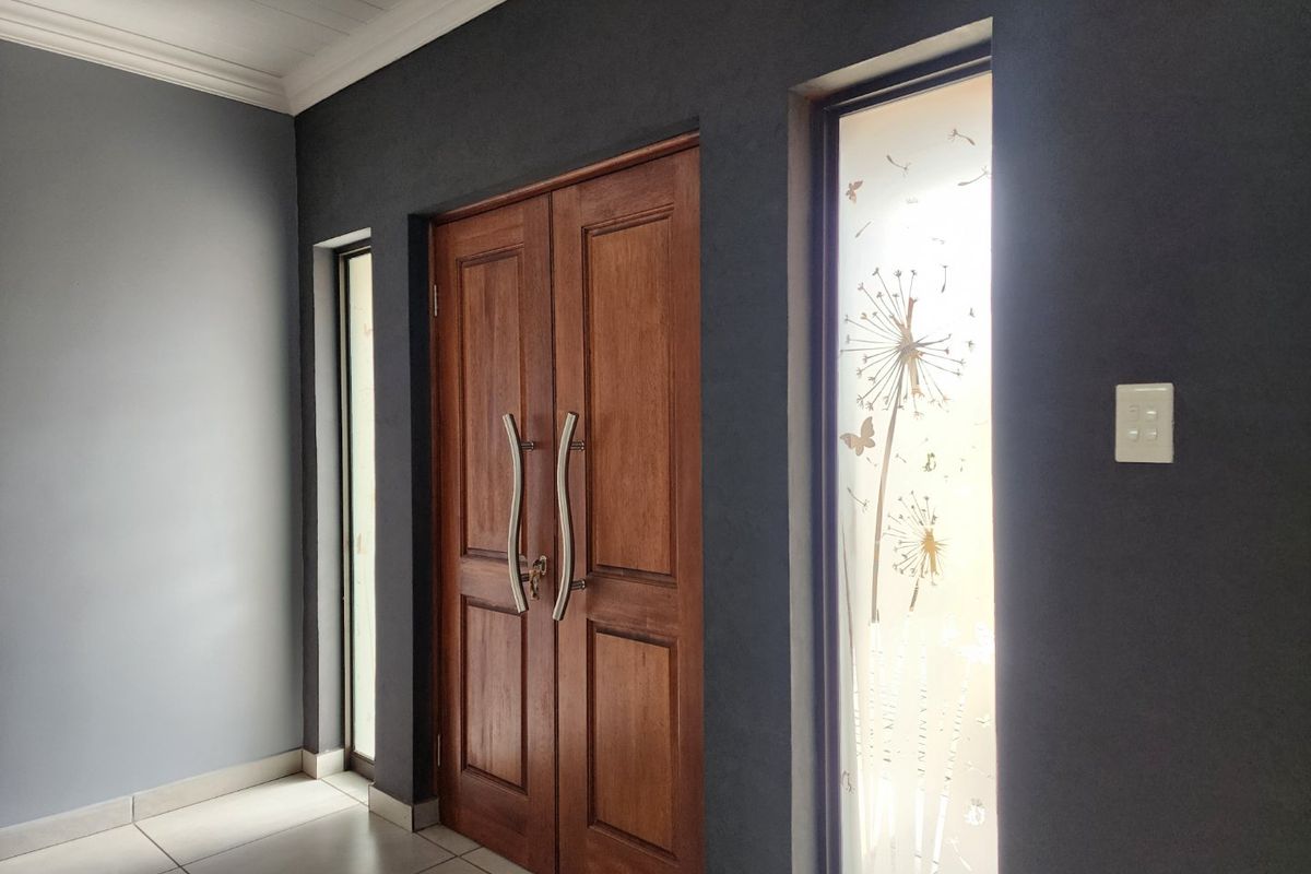 3 BEDROOM TOWNHOUSE IN WILKOPPIES - Photo 5