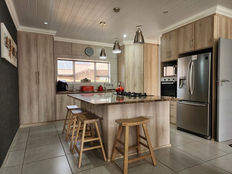 3 BEDROOM TOWNHOUSE IN WILKOPPIES - Photo 7