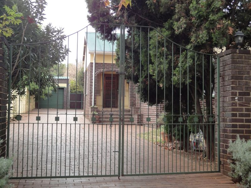 Charming Kensington Home + 3 Income- Generating Cottages - Photo 1