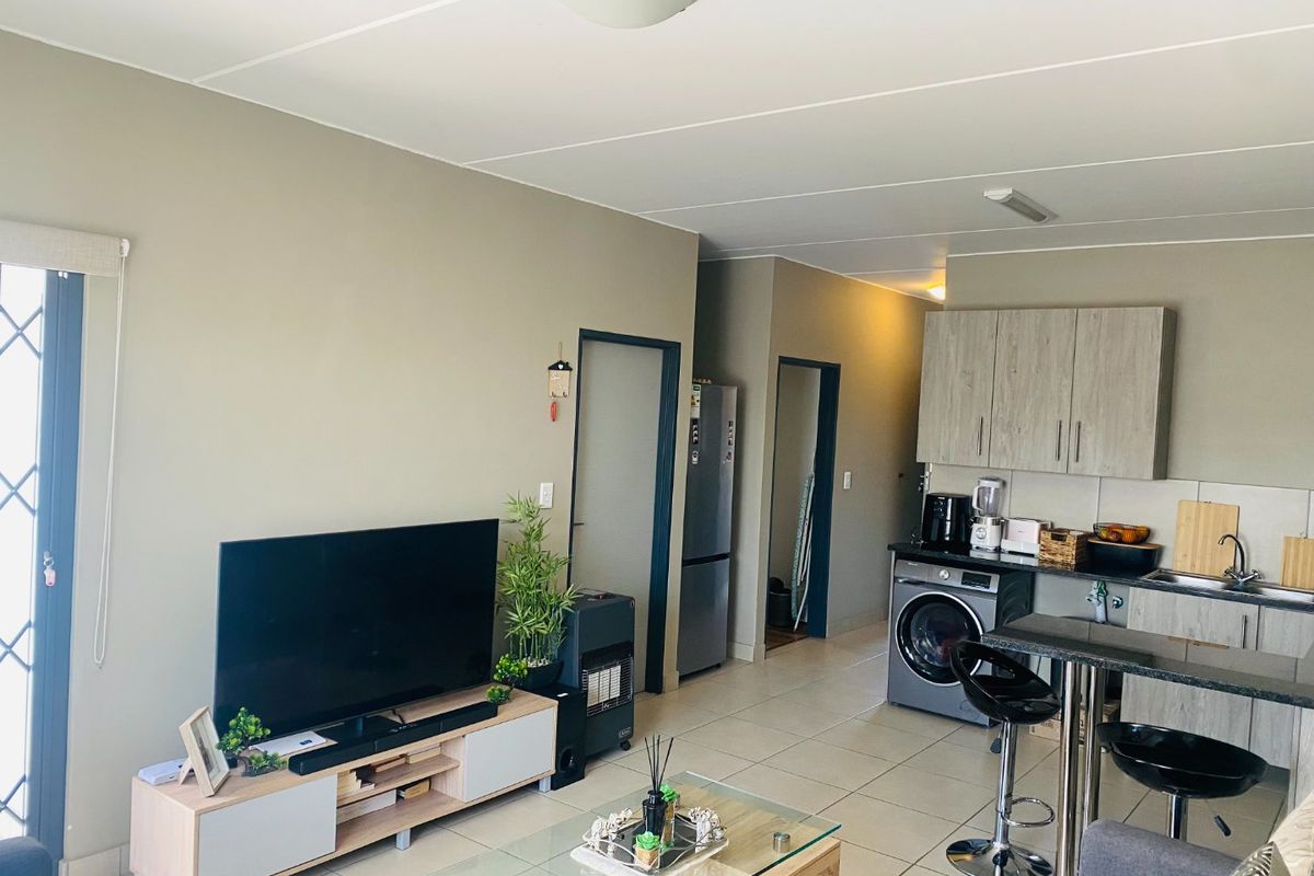 Modern Ground Floor 2-Bedroom Apartment in Glen Austin - Photo 3