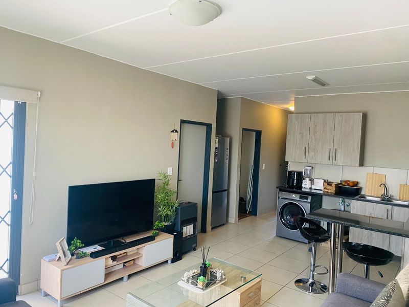 Modern Ground Floor 2-Bedroom Apartment in Glen Austin - Photo 3