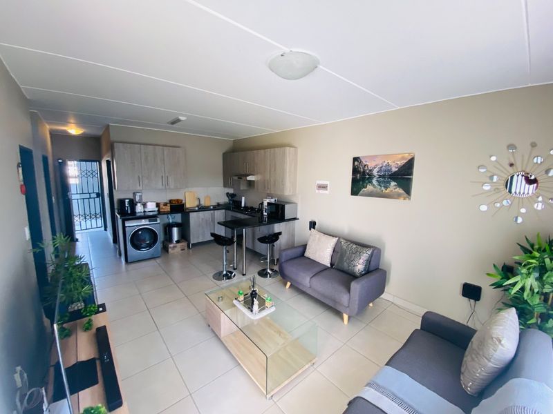 Modern Ground Floor 2-Bedroom Apartment in Glen Austin - Photo 5