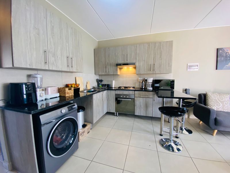 Modern Ground Floor 2-Bedroom Apartment in Glen Austin - Photo 2