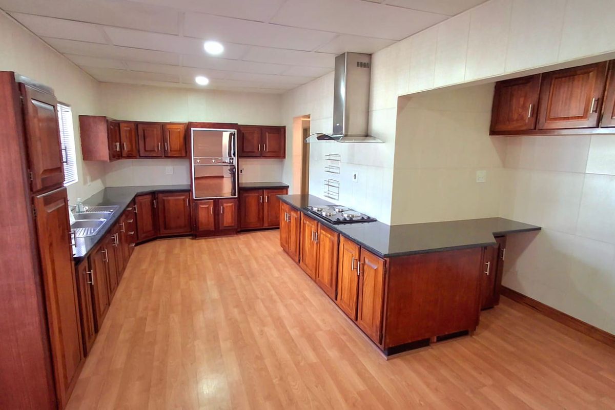 “Family Comfort Meets Outdoor Living – Pool & Large Garden” - Photo 5