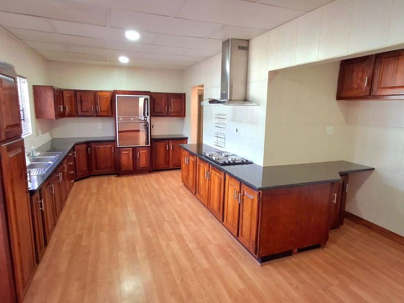 “Family Comfort Meets Outdoor Living – Pool & Large Garden” - Photo 5