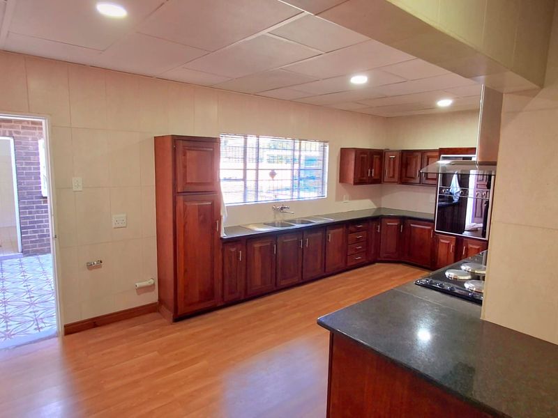 “Family Comfort Meets Outdoor Living – Pool & Large Garden” - Photo 2