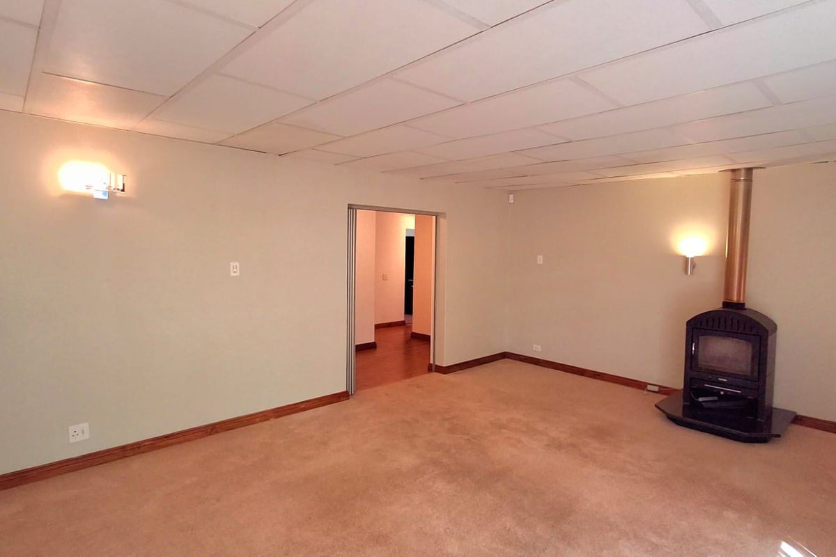 “Family Comfort Meets Outdoor Living – Pool & Large Garden” - Photo 3