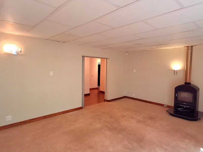 “Family Comfort Meets Outdoor Living – Pool & Large Garden” - Photo 3