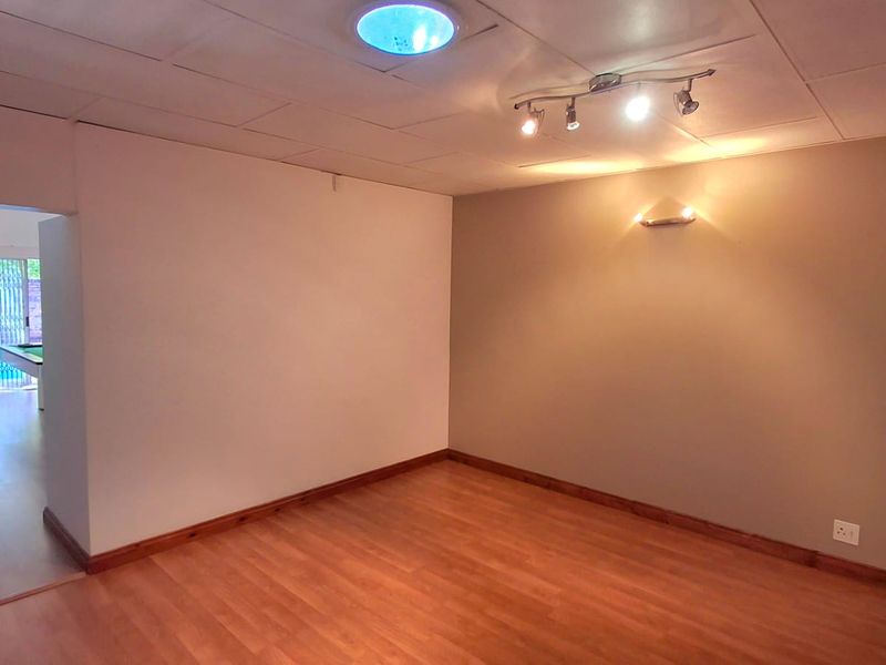 “Family Comfort Meets Outdoor Living – Pool & Large Garden” - Photo 9