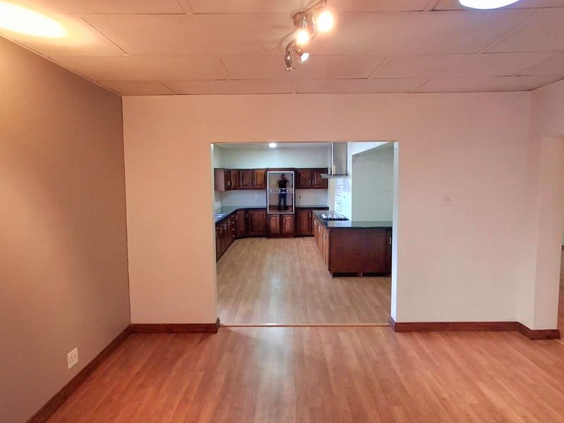 “Family Comfort Meets Outdoor Living – Pool & Large Garden” - Photo 7