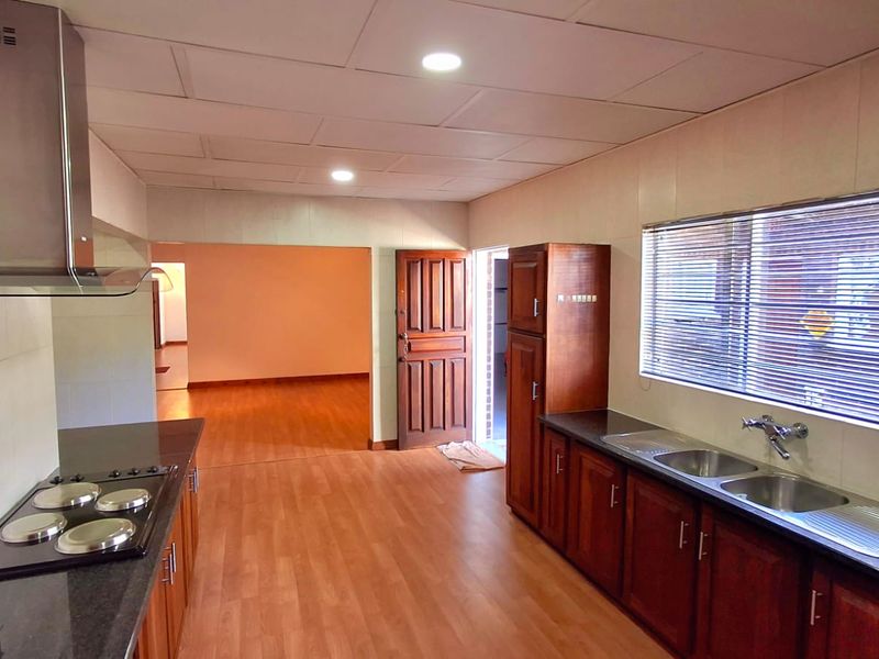 “Family Comfort Meets Outdoor Living – Pool & Large Garden” - Photo 6