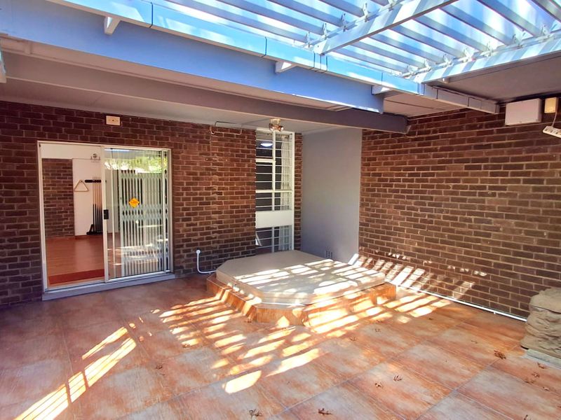 “Family Comfort Meets Outdoor Living – Pool & Large Garden” - Photo 4