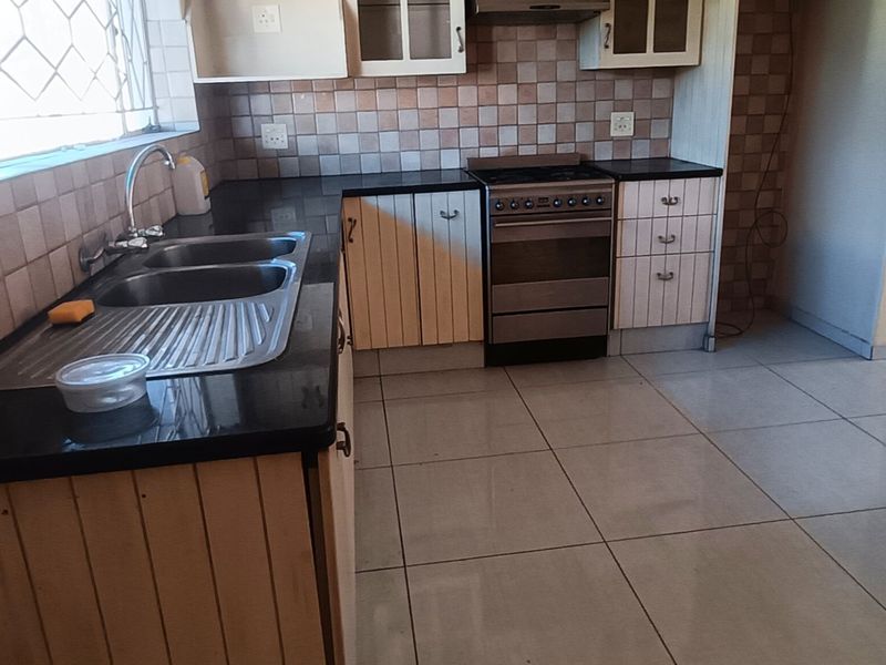 Three bedroom house for sale in SE  - Photo 6