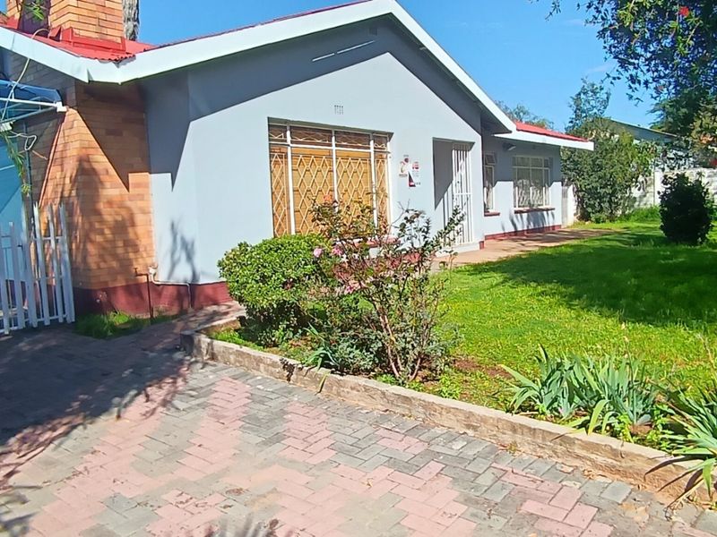Three bedroom house for sale in SE  - Photo 1